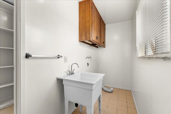 Building Photo - Charming Alhambra Traditional with Bonus R...