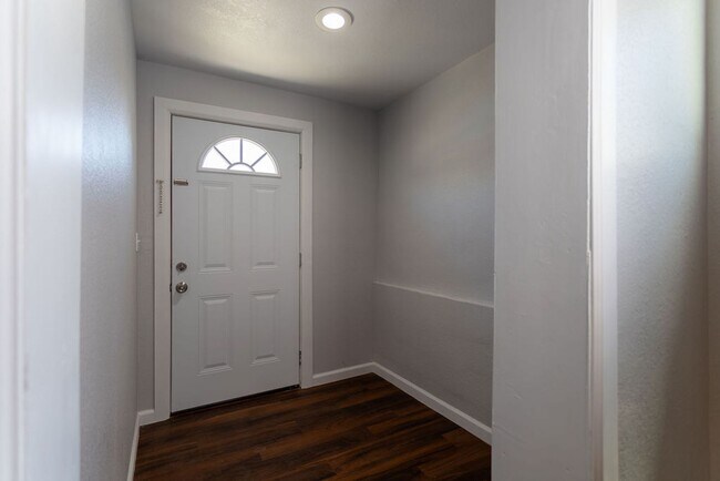 Building Photo - Central 2 Bedroom 2 Bath