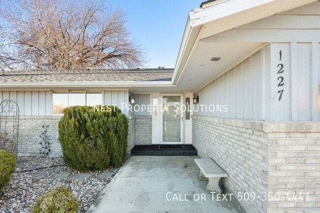 Building Photo - 1227 Fairway Dr NE