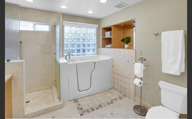 Building Photo - Beautiful and Quiet 3 bedroom 3 bath home ...