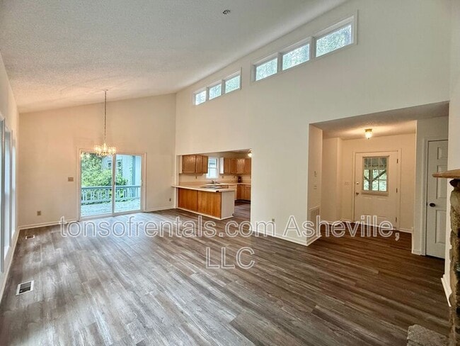Building Photo - 327 Winding Way Ln