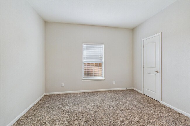 Building Photo - Stunning 4 bedrooms 2 baths single-story h...