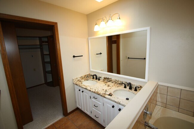 Building Photo - 4 Bedroom Eagle River Home!