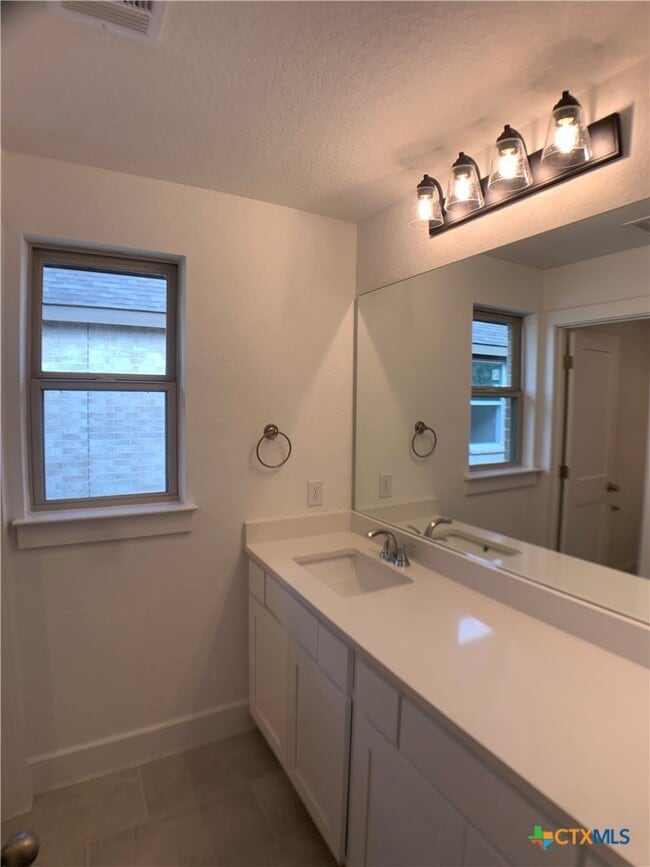Building Photo - 1032 Easy Gruene