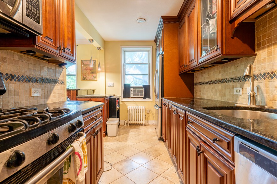 Primary Photo - 50 Follen St