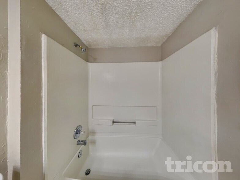 Building Photo - 12739 Serenade Cir N