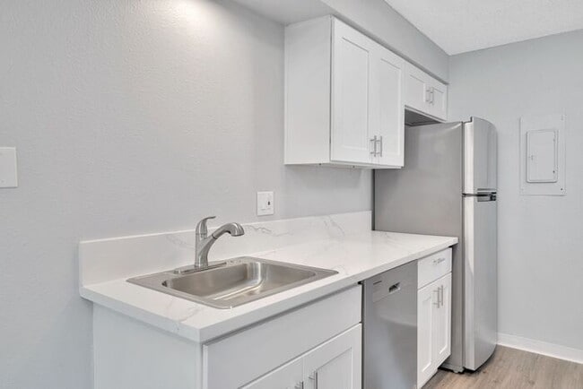 Building Photo - Look no Further, Tyee offers a SUPER 2bed/1bath! Call now for details and a showing!