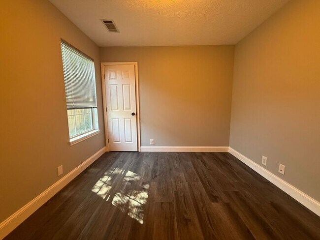 Building Photo - Cute Two Bedroom House in Donelson - Garage & Fenced Backyard
