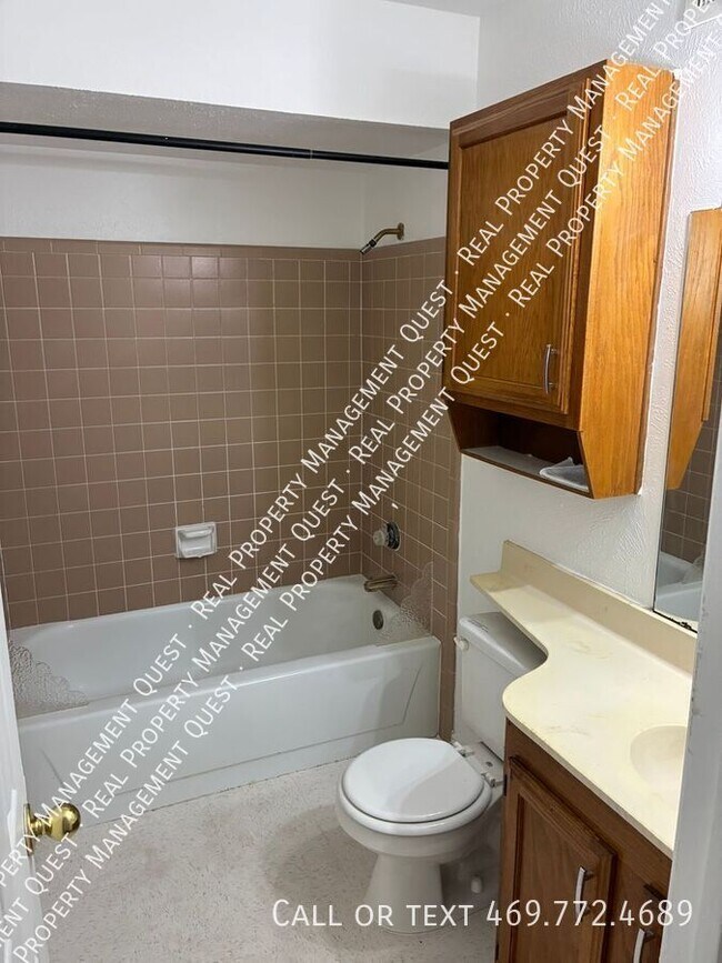 Building Photo - 2402 Sunflower Dr