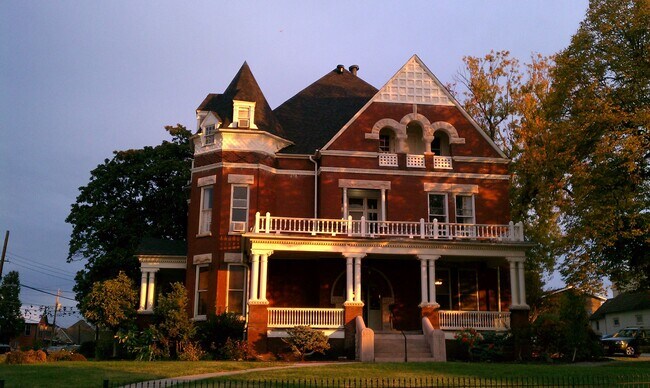 Primary Photo - 1415 Laurel Ave