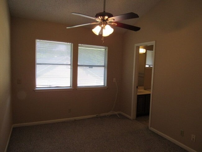 Building Photo - 2725 Santa Fe Unit B - 2/Bed 2.5/Bath - $1300/month