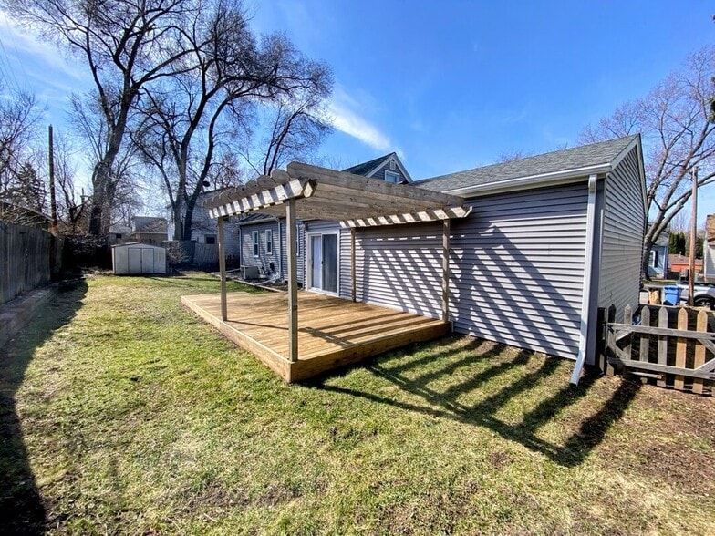 Backyard - Deck with pergola in a fully fenced private yard - 710 Sheridan Avenue North