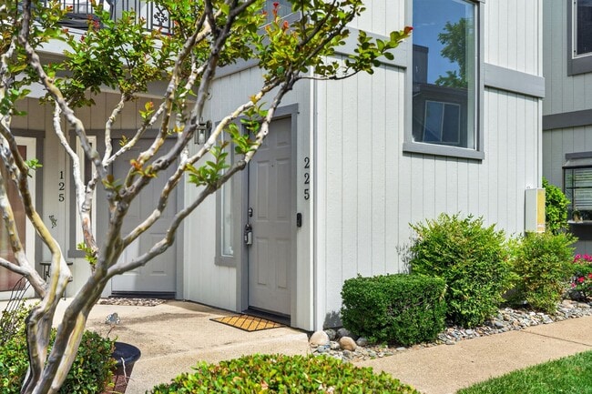 Building Photo - 2 Bedroom Condo for Rent in Redding CA | Pool, Spa, Fireplace, Balcony