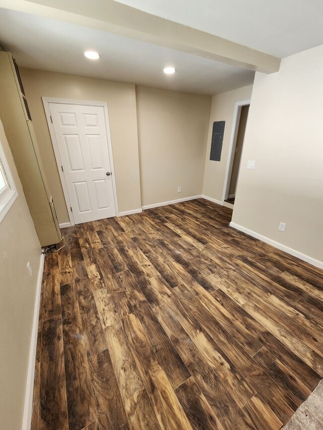 Building Photo - Updated 3 Bedroom Ranch style home
