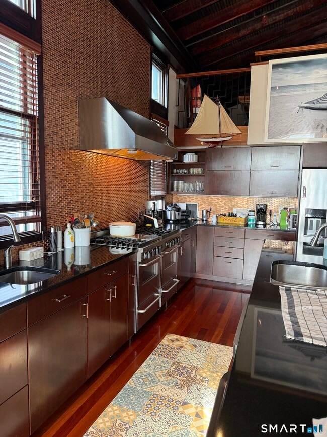 Building Photo - 9 River St