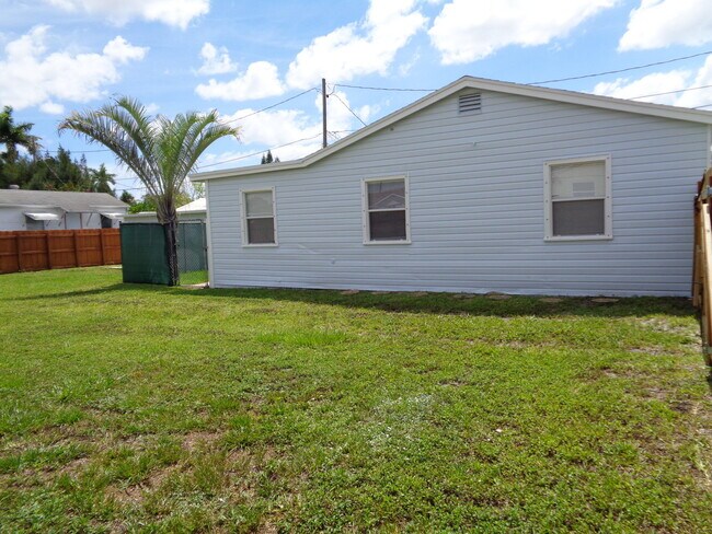 Building Photo - 3601 Lakewood Rd