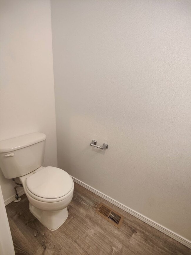 Building Photo - Spacious 3 bedroom 2.5 Bath Townhouse with...