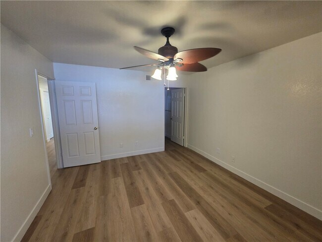 Building Photo - 1800 Club House Dr