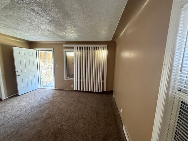 Building Photo - 3 Bedroom Bungalow, Corner House, New Carpet Fenced in Backyard