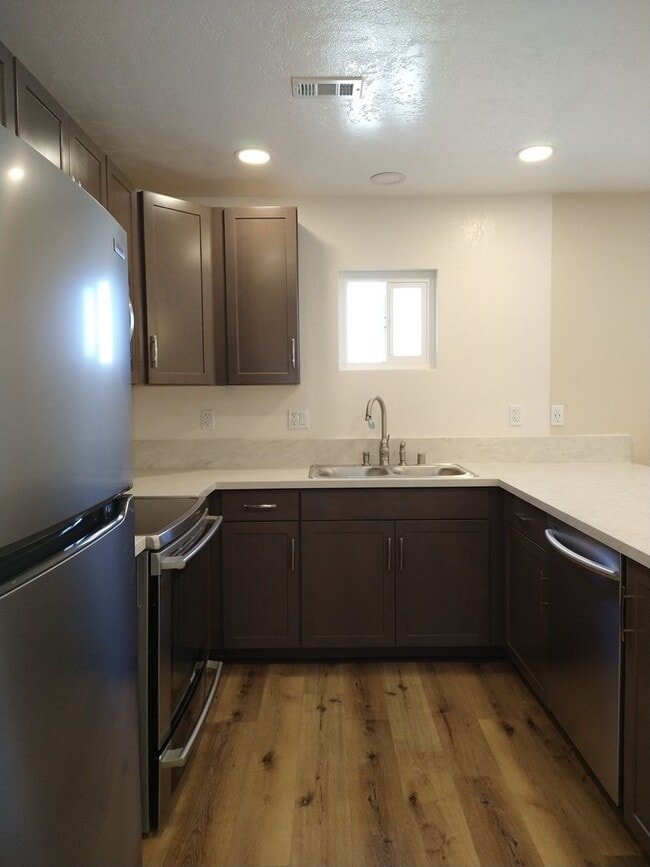 Building Photo - ALL UTILITIES INCLUDED! 3 Bed / 1 Bath Remodeled Condo/Duplex at Tanglewood