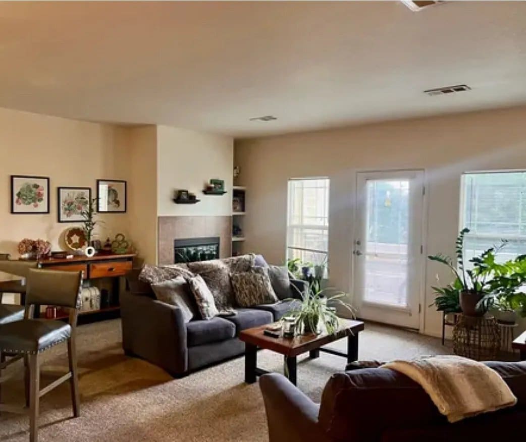 Building Photo - 2803 Kansas Dr