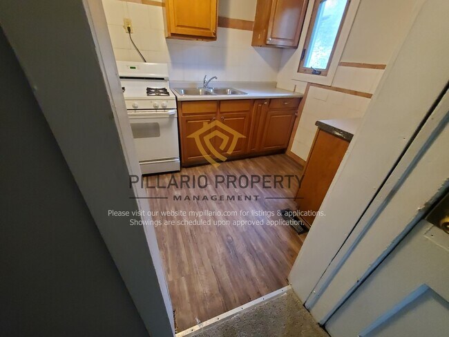 Building Photo - Spacious 3 Bedroom / 1 Bath Home Near Down...