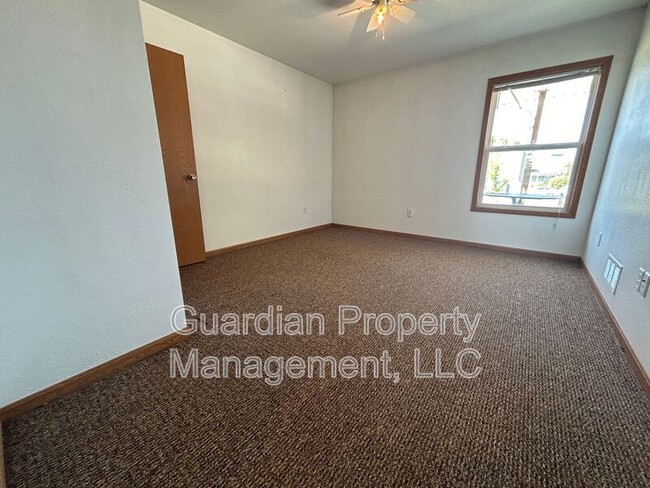 Building Photo - 330 E 4th St