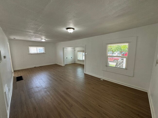 Building Photo - Fully Remodeled home in great location!