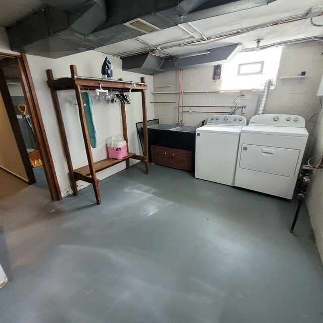 Building Photo - West Boulevard Area 3-Bed, 1-Bath Single-F...