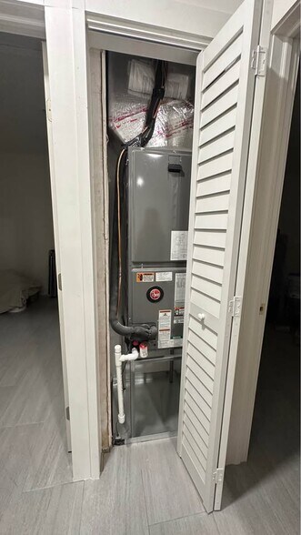 Building Photo - 3373 Hi St