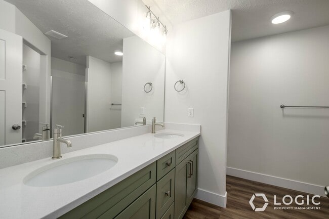 Building Photo - Beautiful New Townhome!