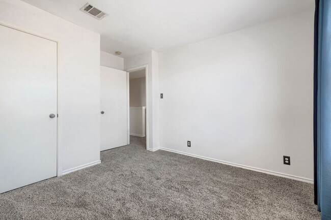 Building Photo - 5635 Midcrown Dr
