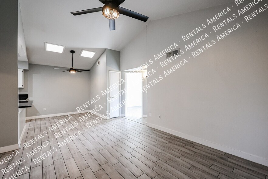 Building Photo - 1631 E Javelina Cir