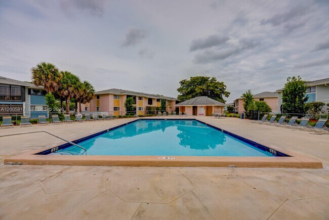 Building Photo - 9715 Hammocks Blvd