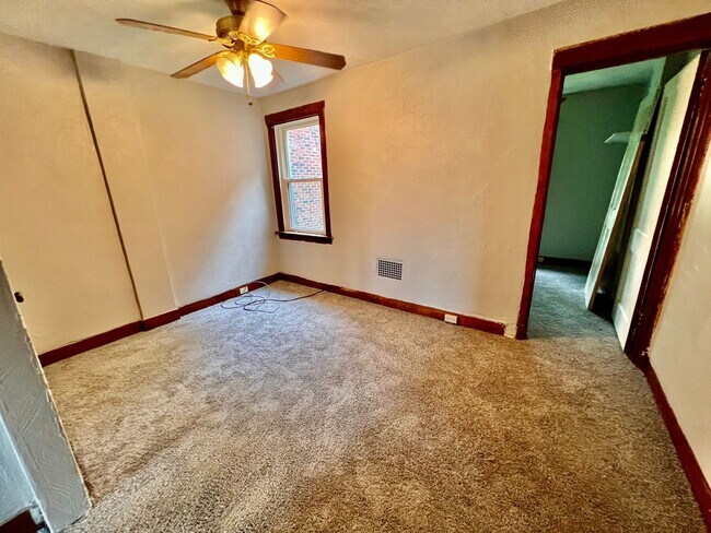 Building Photo - 3 Bed 1.5 Bath- Pittsburgh PA