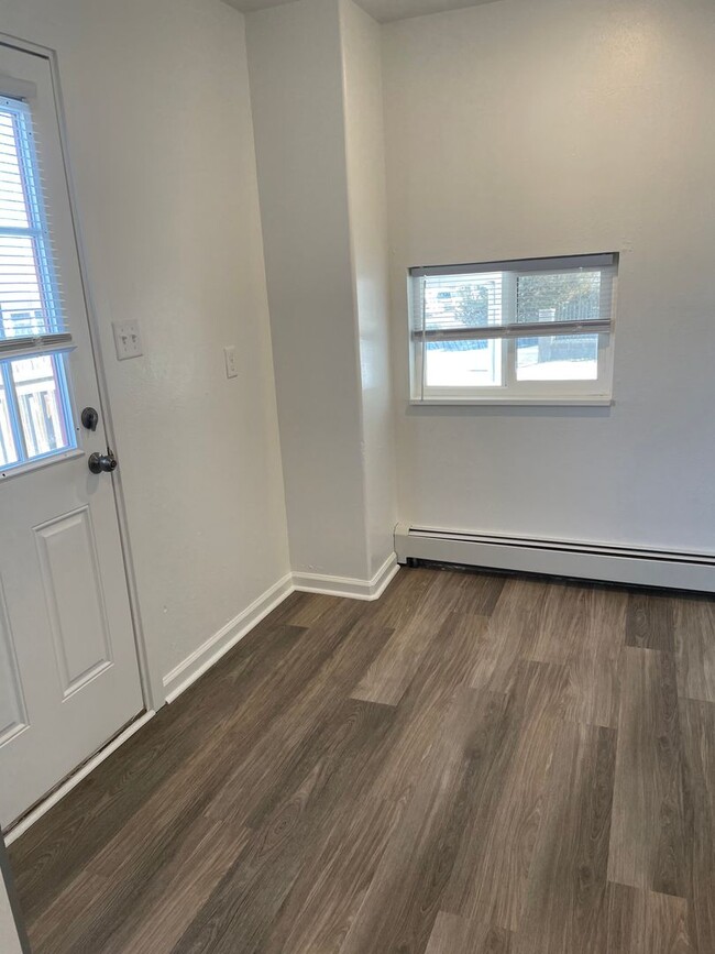 Building Photo - Updated 3 Bed, 1 Bath Upper Unit in Greeley!