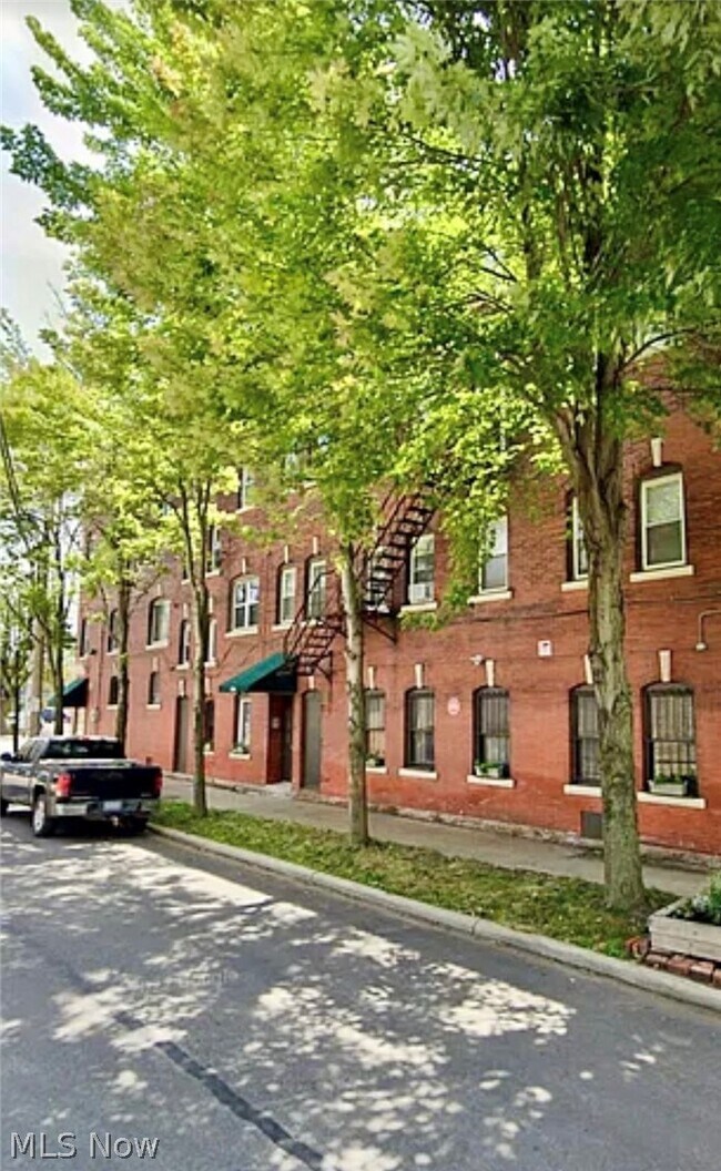 Building Photo - 1066 E 62nd St