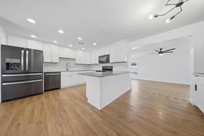 Building Photo - 3540 E Voltaire Dr