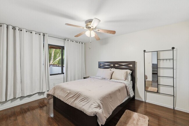 Building Photo - Charming Furnished, 55+ Community in Green Valley!