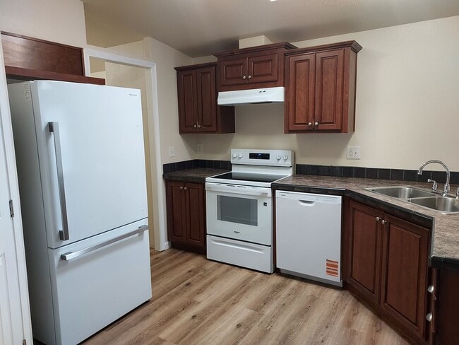 Building Photo - Available Now 3 bedroom, 2bath!!