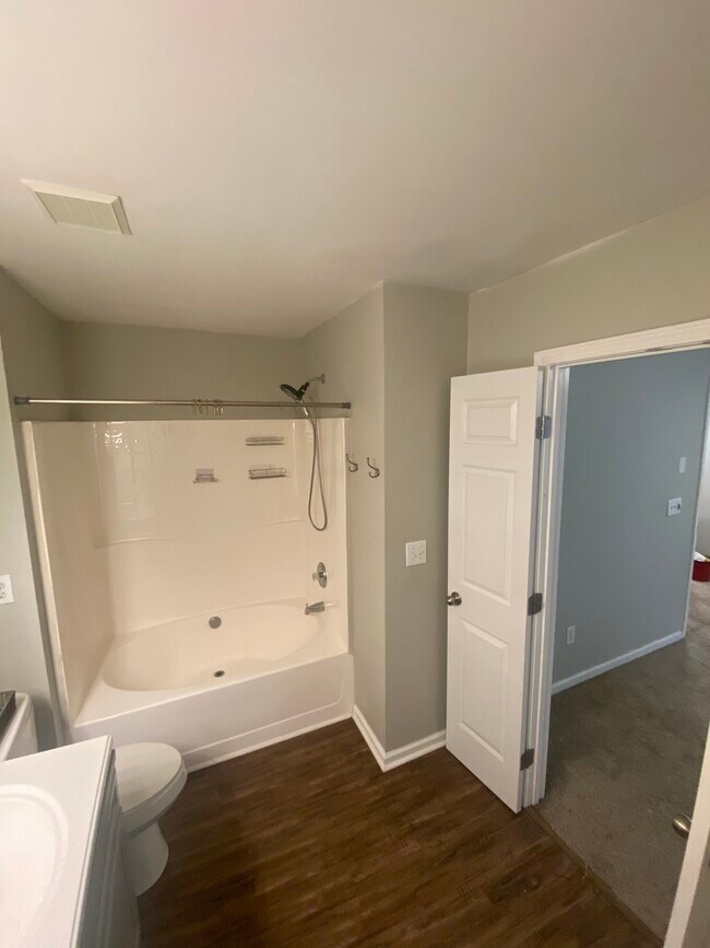 Building Photo - 412 Walnut Woods Dr