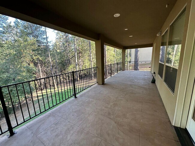 Building Photo - 4 Bedroom 2.5 Bath Foresthill rental oppor...