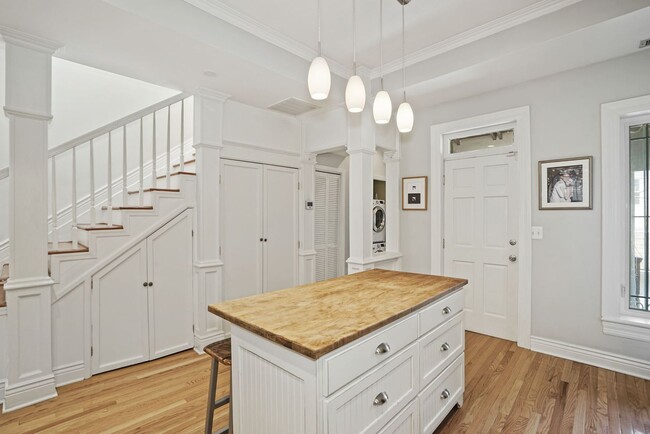 Building Photo - Lovely 2 BR/2.5 BA Apartment near Noma II!