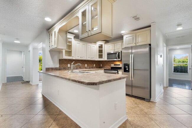 Building Photo - Lovely spacious 3bd/2bath townhouse with screen patio!