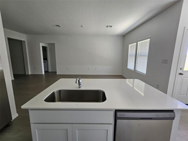 Building Photo - 400 Camargue Dr