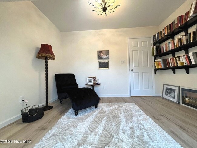 Building Photo - 561 Thorncliff Dr