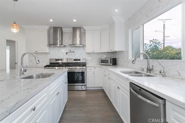 Building Photo - 6059 Vantage Ave