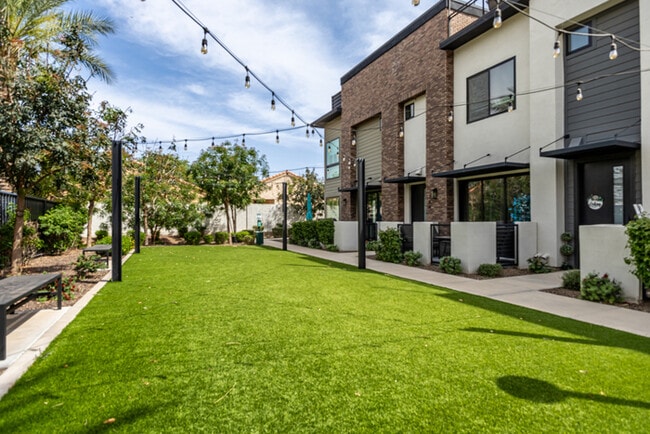 Building Photo - 164 E Lexington Ave