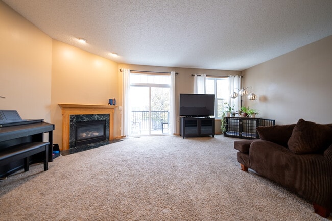 Building Photo - 706 Village Pkwy