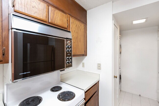 Building Photo - Amazing Opportunity to Rent this well Main...